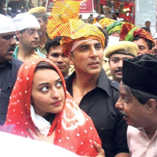 320-3207542_akshay-kumar-and-sonakshi-sinha-visited-the-shrine